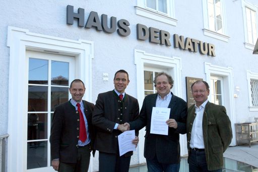 v.l. Nationalparkdirektor DI Wolfgang Urban, LHStv. DI Uwe Scheuch (Kärnten)Ratsvorsitzender, Dr. Norbert Winding, Leiter Haus der Natur und Nationalparkdirektor Mag. Peter Rupitsch im Haus der Natur bei der Unterzeichnung des Partnerschaftsabkommens.
