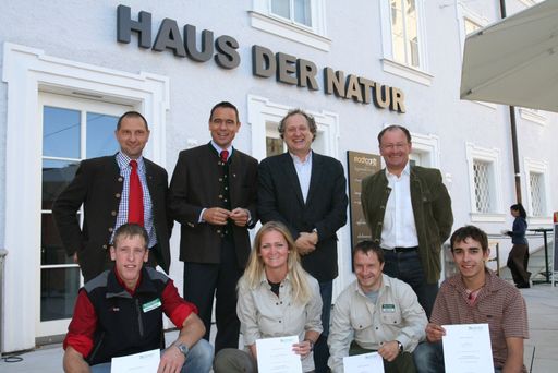Vorschau Bild von v. l. stehend: Nationalparkdirektor DI Wolfgang Urban, LHStv. DI Uwe Scheuch (Kärnten) Ratsvorsitzender, Dr. Norbert Winding, Leiter Haus der Natur und Nationalparkdirektor Mag. Peter Rupitsch freuen sich sichtlich über den guten Abschluss der 4 neuen Nationalparkranger (v.l.) Matthias Berger, Mag. Valeria Hochgatterer, Gerald Sturm und Jonathan Pucher.
