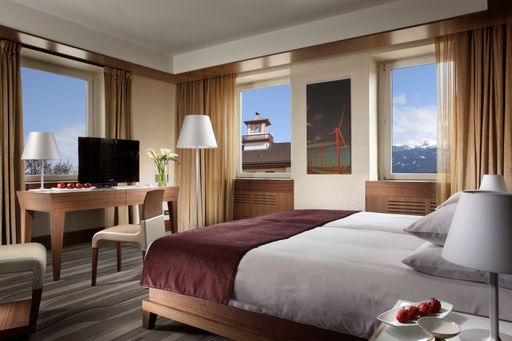 Klare Linien und modernes Design charakterisieren die 100 frisch renovierten Zimmer des Grand Hotel Europa in Innsbruck. Vor allem die angenehme Lichtgestaltung sorgt für ein besonders entspannendes Raumgefühl.
