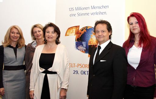 Vorschau Bild von http://pressefotos.at/m.php?g=1&u=43&dir=201010&e=20101028_p&a=event
- im Bild v.l.n.r. Barbara van Melle (Moderation), Mag. Dr. Eva Lehner-Baumgartner (Klinische Psychologin, Gesundheitspsychologin und Verhaltenstherapeutin, Dermatopsychologische Ambulanz, Universitätsklinik für Dermatologie), Prim. Univ. Prof. Dr. Beatrix Volc-Platzer (Dermatologin, Sozialmedizinisches Zentrum Ost und Präsidentin der Österreichischen Gesellschaft für Dermatologie und Venerologie), Ingo Raimon, Geschäftsführer Abbott Österreich und Jeanette Ludwig (Psoriasis-Betroffene)