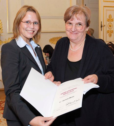 Beatrix Karl und Gerhild Meier bei der Verleihung