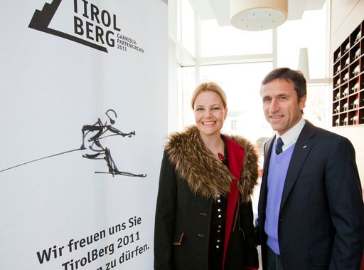 Vorschau Bild von "Der Entwurf von Kyra Vögele-Müller überzeugte dadurch, dass der Schisport thematisch in seiner Dynamik ausgezeichnet transportiert wird", freut sich Josef Margreiter, GF der Tirol Werbung.
