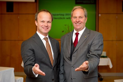 Vorschau Bild von v..l.: RLB Generaldirektor Mag. Markus Mair und freuten sich RLB Aufsichtsratspräsident Ing. Wilfried Thoma freuten sich über 180 Gäste am Weltspartag