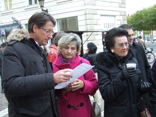 Am Wochenende hat das BZÖ Kärnten mit der Sammlung von Unterschriften für die bundesweite BZÖ-Initiative "SOS Familie" begonnen. Die Unterschriftenaktion, die in Klagenfurt mit Bündnisobmann KO NRAbg. Josef Bucher, dem geschäftsführenden Kärntner Bündnisobmann NRAbg. Stefan Petzner, den Klagenfurter Obmännern Klaus Kotschnig und Clemens Costisella gestartet wurde, richtet sich gegen die massiven Kürzungen der rot-schwarzen Bundesregierung bei Familien und Kindern. Familien und Kinder werden nämlich für eine Krise zur Kasse gebeten, die sie nicht verursacht haben: Die Auszahlung der Kinderbeihilfe wird um zwei Jahre gekürzt, die 13. Familienbeihilfe reduziert, der Mehrkindzuschlag ab dem dritten Kind und der Alleinverdienerabsetzbetrag für Familien ohne Kinder abgeschafft. Verschlechterungen beim Pflegegeld führen zudem dazu, dass tausende Pflegebedürftige in Zukunft kein Pflegegeld mehr bekommen werden.