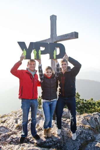  YPDler wollen höher hinaus - das Gipfelkreuz erreicht haben die YPD-Sieger Maria Kadiri (2009, aus Wien) und Lukas Übelacker (2010, aus Niederösterreich)