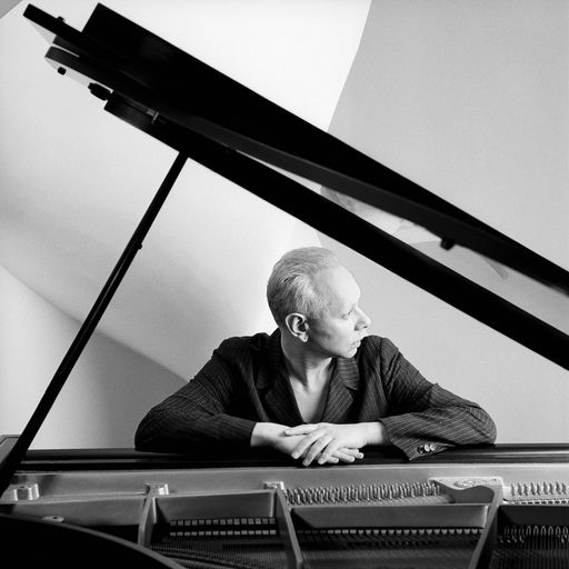 Vorschau Bild von Joe sitting at a piano