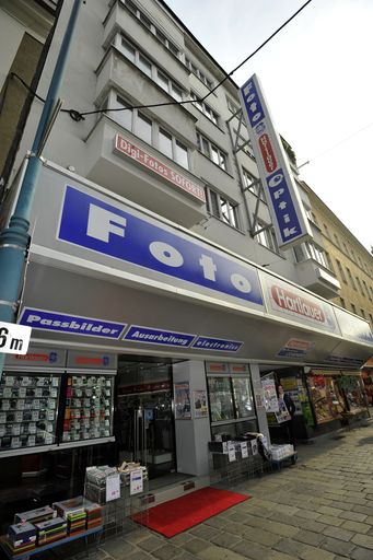 Robert F. Hartlauer hat sich in Linz auf der Landstraße zu einer Großinvestition von über Euro 600.000,- entschlossen und das mittlerweile seit mehr als 30 Jahren
laufende Geschäft einem Komplettumbau unterzogen.
