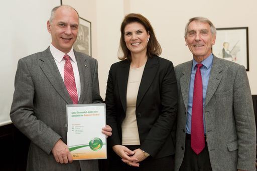  http://pressefotos.at/m.php?g=1&u=88&dir=201011&e=20101104_s&a=event
Im Bild v.l.n.r.: Mag. pharm. Martin Peithner (MBA, Geschäftsführer der Austroplant Arzneimittel GmbH.), Dr. Lisa Tomaschek-Habrina, (Psychotherapeutin, Leiterin des Instituts IBOS für Stressmanagement und Burnout, Wien) und Univ. Prof. Mag. pharm. Dr. Wolfgang Kubelka (Department für Pharmakognosie, Universität Wien)
