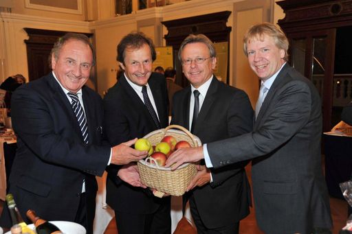http://pressefotos.at/m.php?g=1&u=38&dir=201011&e=20101104_g&a=event
Genuss Guide 2010 - Wien, Niederösterreich, Burgenland im Bild v.l.n.r.: Fritz Stifsohn (Genuss Guide Herausgeber), Mag. Oliver Kitz (GF Grand Casino Gastronomie), Dir. Edmund Gollubits (Dir. Grand Casino Baden), Willy Lehmann (Genuss Guide Herausgeber).
