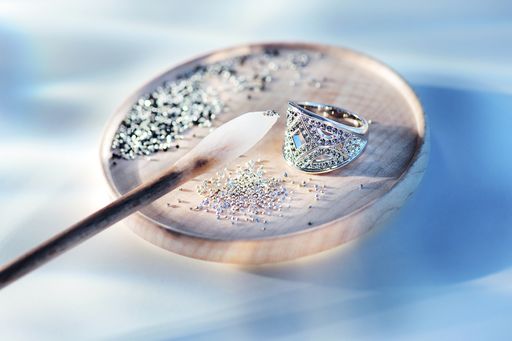 Vorschau Bild von Das Setzen kleinster Steine erfordert viel Fingerspitzengefühl