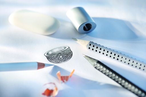 Vorschau Bild von Handgezeichnetes Design als Vorlage für die Goldschmiede