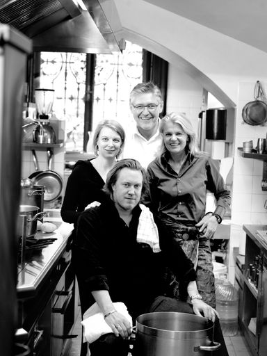 Vorschau Bild von WienerTafel Suppe für JEDERMANN: Tamara Metelka und Nicholas Ofczarek, Veronika Doppler und Haubenkoch Christian vom "Vestibül" im Burgtheater unterstützen die "Suppe mit Sinn". Bildverwendung bitte ausschließlich nur mit redaktioneller Berichterstattung über die Wiener Tafel und deren Aktion Suppe mit Sinn.