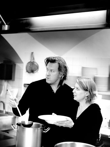 Vorschau Bild von Heiße Wiener Tafel - Suppe gegen soziale Kälte: Tamara Metelka und Nicholas Ofczarek kochen auf.Bildverwendung bitte ausschließlich nur mit redaktioneller Berichterstattung über die Wiener Tafel und deren Aktion Suppe mit Sinn.