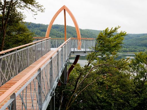 Vorschau Bild von Illwerke Tourismus setzt sein Investitionsprogramm fort und plant in Latschau (Montafon/Vorarlberg) die Realisierung eines Baumkronenweges. 
Symbolfotos Baumkronenweg (Quelle: Tree-Top-Walk Edersee/Hessen)