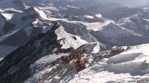  Claudia, und Sylvia Studer haben es am 23. Mai des heurigen Jahres nach elf Versuchen auf den Gipfel des Everests geschafft. Damit standen sie auf dem 8.848 Meter hohen Berg, dem Dach der Welt.