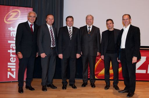  (v.l.) Dieter Grepl von den Zillertaler Seilbahnen, LAbg. Josef Geisler, Landeshauptmann Günther Platter, Karl Born, Klaus Grabler und Arnold Oberacher.