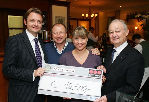  http://pressefotos.at/m.php?g=1&u=68&dir=201011&e=20101110_r&a=event
Der Rotary Club Wien Hietzing veranstaltete das 1. Hietzinger Rindfleisch-Essen zugunsten der Flutopfer in Pakistan. Gemeinsam mit dem Roten Kreuz hat der Rotary Club Wien Hietzing wieder zu Spenden für die Flutopfer in Pakistan aufgerufen. Im Bild v.l.n.r.: Gerald Gerstbauer ( MBA MLE Präsident 2010/11 Rotary Wien Hietzing), Harald Prünster (Entertainer), Kristina Sprenger (Schauspielerin) und Dkm. Peter Birkmayer (Rotary Österreich)