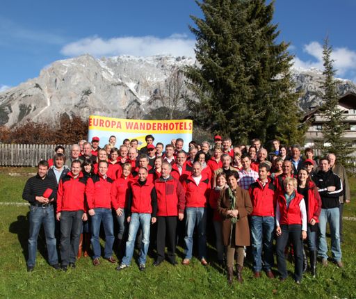 72 Europa Wanderhoteliers aus Österreich, Italien, Schweiz und Deutschland feierten vor der Kulisse des Dachsteins das 15-jährige Bestandsjubiläum.