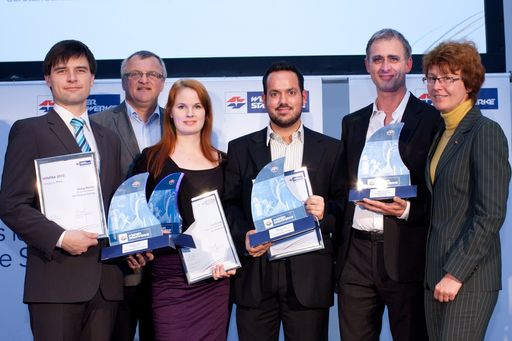 Die GewinnerInnen des diesjährigen WINFRA-Journalismuspreises der Wiener Stadtwerke: v.l.n.r.: Sieger Print Georg Renner, WINFRA-Juryvorsitzender Gerhard Heilingbrunner, Siegerin Internet Julia Schilly, Sieger TV Patrick Budgen, Sonderpreis Gewinner Peter Payer, Wiener Stadtwerke Generaldirektorin Gabriele Payr