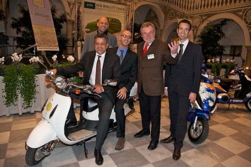 Bürgermeister Gerhard Mock, Prof. Paolo Tumminelli, Prof. Dr. Wolfgang Palz, DI Heimo Aichmaier (v.l.) und Gerald Miklin (hinten links) (NMF/Gleiss)