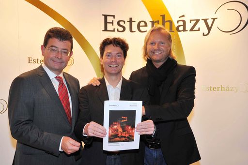 http://pressefotos.at/m.php?g=1&u=38&dir=201011&e=20101112_d&a=event
Im Bild v.l.n.r.: Dr. Stefan Ottrubay (Esterhàzy Privatstiftung), Joachim Arnold (Künstlerischer Leiter), Wolfgang Werner (Intendant der Opernfestspiele St. Margareten)