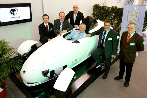Vorschau Bild von DI Heimo Aichmaier, Dr. Albert Kreiner, Prof. Paolo Tumminelli, Landeshauptmann Gerhard Dörfler, Bürgermeister Gerhard Mock, Prof. Wolfgang Palz (v.l.) mit dem e-wolf e1