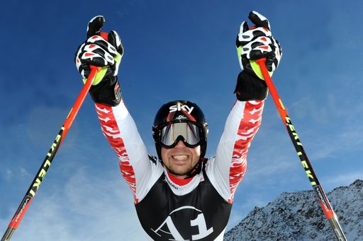 Vorschau Bild von Das Sky-Logo ziert ab der neuen Weltcup-Saison den Helm von Mario Scheiber: Das Entertainment-Unternehmen ist neuer Partner des 27-jährigen ÖSV-Athleten aus Tirol.
