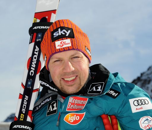 Vorschau Bild von Das Sky-Logo ziert ab der neuen Weltcup-Saison den Helm von Mario Scheiber: Das Entertainment-Unternehmen ist neuer Partner des 27-jährigen ÖSV-Athleten aus Tirol.