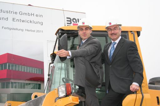 Die beiden Geschäftsführer der Wopfinger Baustoffindustrie Georg Bursik (li.) und Manfred Tisch (re.) geben den Startschuss für den Bau des neuen Innovationszentrums der Wopfinger Baustoffindustrie.