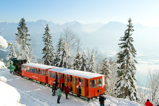 Vorschau Bild von In der Vorweihnachtszeit dampft die SchafbergBahn bis zur Dorneralm auf 1.015 m.
