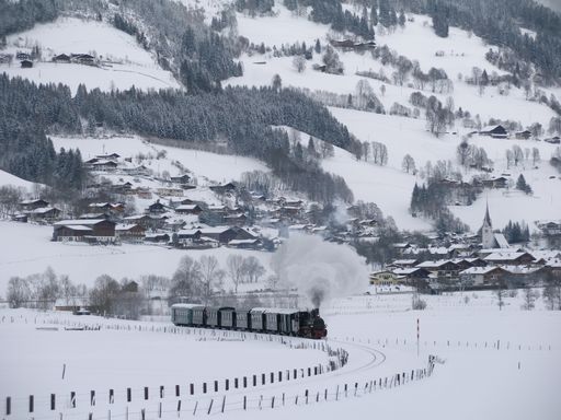  In der Vorweihnachtszeit sind Bahnen, Obusse und Schiffe der Salzburg AG mit Nostalgiegarnituren und speziellen Angeboten unterwegs. Im Bild: der Nostalgiedampfzug der Pinzgauer Lokalbahn.