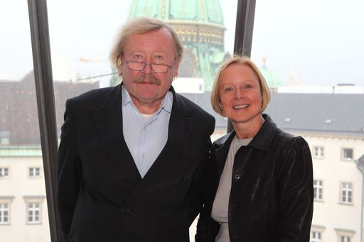  Keynote Speaker Peter Sloterdijk und ÖW-Geschäftsführerin Dr. Petra Stolba beim Markensymposium 2010 im Dachfoyer der Hofburg Vienna.