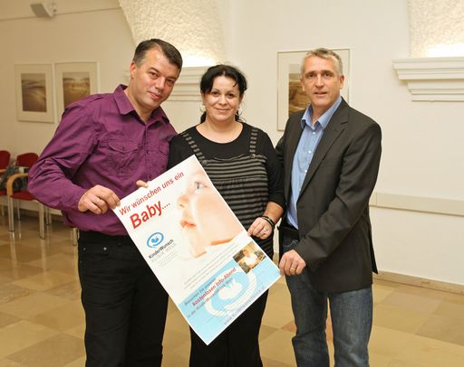  http://pressefotos.at/m.php?g=1&u=54&dir=201011&e=20101117_k&a=event
im Bild v.l.n.r.: Dejan und Dijana Zivkovic (nach insgesamt 15 erfolglosen Versuchen nun im vierten Monat schwanger), Prim. Dr. med. Leonhard Loimer (Ärztlicher Leiter der KinderWunschKlinik Wels)