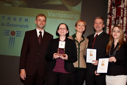  http://pressefotos.at/m.php?g=1&u=43&dir=201011&e=20101117_l&a=event 
Tagen in Österreich präsentiert beste Seminarhotels - Goldenes Flipchart - Österreichs unbestechliches Ranking