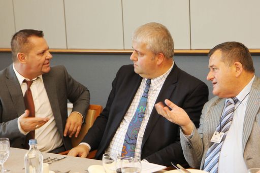  KommR Wolfgang K. Göltl, Obmann der Fachgruppe Finanzdienstleister der Wirtschaftskammer Wien, Geschäftsführer Georg Plesnik MBA MSc. und Burkhard Balz, Mitglied des Europäischen Parlaments (Mitte) diskutieren Strategien für den Zusammenschluss europaweiter Netzwerke zur Förderung von nationalen Initiativen im Bereich der Finanziellen Allgemeinbildung.