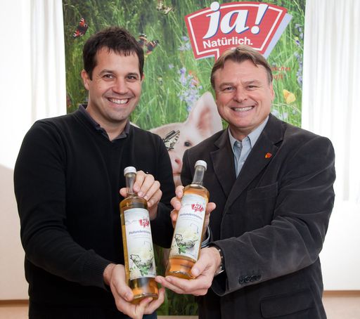 http://pressefotos.at/m.php?g=1&u=66&dir=201011&e=20101117_r&a=event
Ja! Natürlich Bio-Fruchtsirup: Ganz Österreich trinkt jetzt Holunderblüten aus Tattendorf. Im Bild vlnr.: Hans Holler (Ja! Natürlich Bauer) und Dieter Reinfrank (Bürgermeister von Tattendorf)
