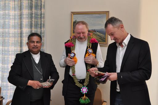  Bischof Mar Mathew Arakal bei der Überreichung von indischen Geschenken an MMag. Dr. M. Schmiedbauer und Dr. W. Auer, anlässlich der vereinbarten Kooperation.