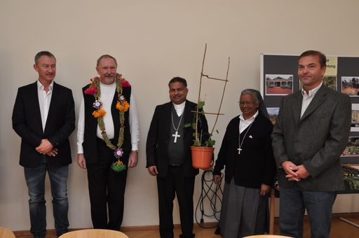 Vorschau Bild von Feierliche Bekanntgabe der Kooperation zwischen der indischen Diözese Kanjiraplly, mit Bischof Arakal und Dr. W. Auer , Hersteller natürlicher Heilmittel (von links Dr. Wolfgang Auer, MMag. Dr. Martin Schmiedbauer, Bischof Arakal Mathew Mar mit Schwester aus Indien, Univ.-Doz. Dr. Wolfgang Schnedl)