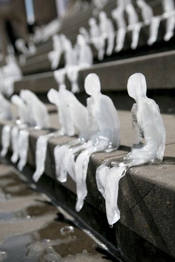 Vorschau Bild von Siegerbild WWF Deutschland, "1000 schmelzende Menschen aus Eis"