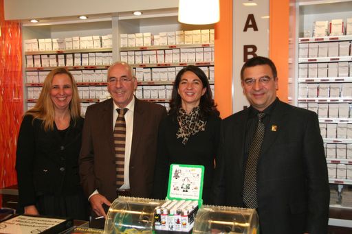 Vorschau Bild von DI Tina Reisenbichler (Geschäftsführerin der Monopolverwaltung), KommR Peter Trinkl (Obmann des Bundesgremiums der Tabaktrafikanten in der Wirtschaftskammer Österreich), Mag. Karin Holdhaus (Leiterin Kommunikation und Industriepolitik von British American Tobacco Österreich), Klaus W. FISCHER (Präsident des Verbandes der Cigarren- und Pfeifenfachhändler Österreichs - VCPÖ)