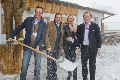 Lukas Scheiber, Boris Nemsic, Petra Stolba und Sepp Schellhorn (v.l.n.r.) freuten sich über den Neuschnee auf der Hohen Mut und auf eine spannende Diskussion beim Tourismusgipfel.