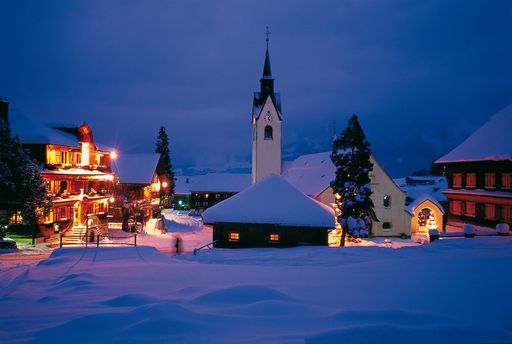 Höhepunkte des Schwarzenberger Advents sind der Adventmarkt (26. und 27.11.) am denkmalgeschützten Dorfplatz, das literarische Diner mit Kammerschauspielerin Erika Pluhar im Hotel Hirschen (5.12.) sowie das Konzert mit dem Holstuonarmusigbigbandclub in der Barockkirche (7.12.).