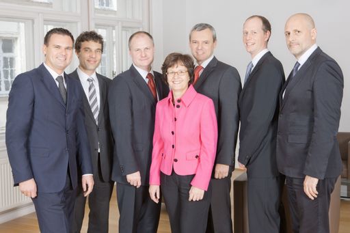 Im Bild v.l.n.r.:
Herr Mag. Klaus Weissmann, Herr Mag. Heimo Gradischnig, Herr Dr. Peter Köppl, Frau Edith Hierzenberger, Herr Andreas Kovar, Herr Mag. Christian Thonke, Herr Walter Osztovics