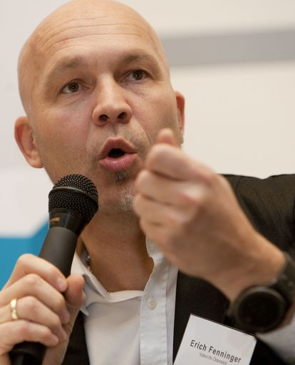  http://pressefotos.at/m.php?g=1&u=88&dir=201011&e=20101122_a&a=event
"Wir sind zwar arm aber nicht blöd". Kernaussage von Betroffenen. Die "Jury der Betroffenen" sowie Erich Fenninger, Sprecher der Initiative Aurora plus und Geschaeftsführer der Volkshilfe Österreich präsentieren die Bilanz und den Ausblick der europäischen Initiative "Aurora plus. Neue Wege aus der Armut".