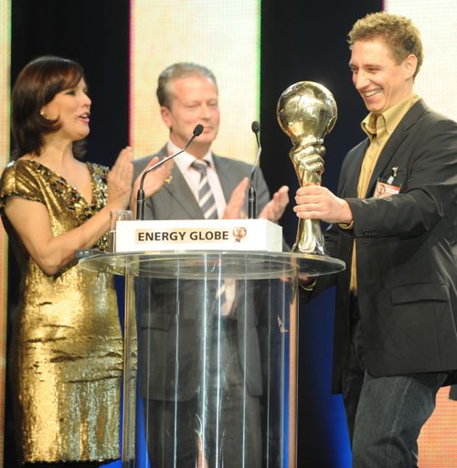 Der strahlende Energy Globe Austria Sieger 2009, Martin Wesian aus Wien mit Starmoderatorin Désirée Nosbusch und Laudator Wirtschaftsminister Dr. Reinhold Mitterlehner.