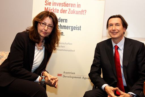 http://pressefotos.at/m.php?g=1&u=43&dir=201011&e=20101123_g&a=event
Im Bild v.l.n.r.: Mag. Brigitte Öppinger-Walchshofer (Geschäftsführerin der ADA, der Agentur der Österreichischen Entwicklungszusammenarbeit) und Dr. Walter Koren (Leiter der Außenwirtschaft Österreich (AWO) der WKÖ)