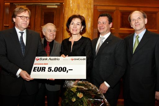 APA und Bank Austria vergaben Journalistenpreis "Writing for CEE 2010" (22.11.2010)
v.l.n.r. Willibald Cernko (Vorstandsvorsitzender Bank Austria), Pavel Kohout (Schriftsteller und Mitbegründer des CSSR-Bürgerrechtsmanifests Charta 77), Azra Nuhefendic (Preisträgerin), Michael Lang (APA-Chefredakteur), Ambros Kindel (Ressortleiter Außenpolitik-APA)