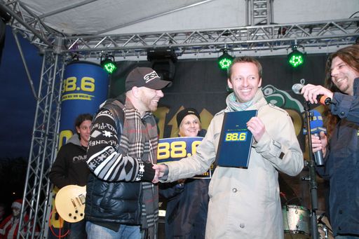 im Bild: Roman Gregory (Alkbottle), Georg Spatt (Ö3 Senderchef), Andi Hufnagl (88.6 Moderator)