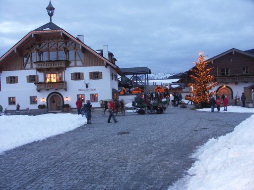  Stimmungsvolle Kulisse am Fuße der Bischofsmütze: Der Adventmarkt beim Winterstellgut Annaberg.