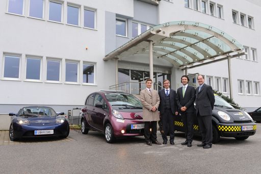 v.l.n.r.: Christoph Grasl, MBA, cargo-partner Geschäftsführer Österreich; Mag. Stefan Krauter, Vorstandsvorsitzender cargo-partner Gruppe; Mag. Gerhard Strasser, Raiffeisen-Leasing-Fuhrparkmanagement der; Dr. Ferdinand Koch, cargo-partner Umweltbeauftragter vor dem Konzerngebäude der cargo-partner Gruppe